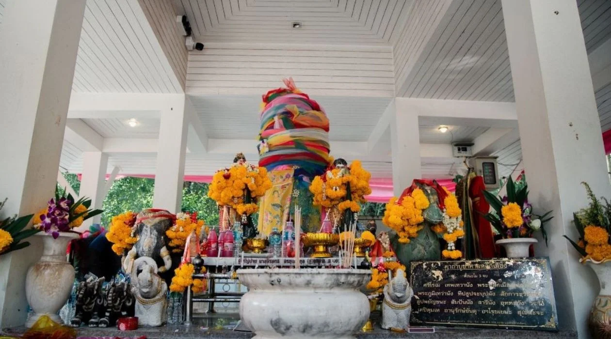 Taking you to pay respects to 4 Phuket City Pillar Shrines, The only province in Thailand