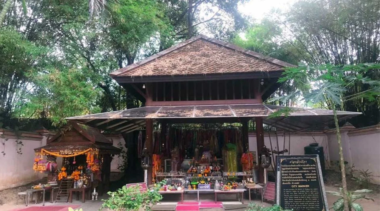 Taking you to pay respects to 4 Phuket City Pillar Shrines, The only province in Thailand