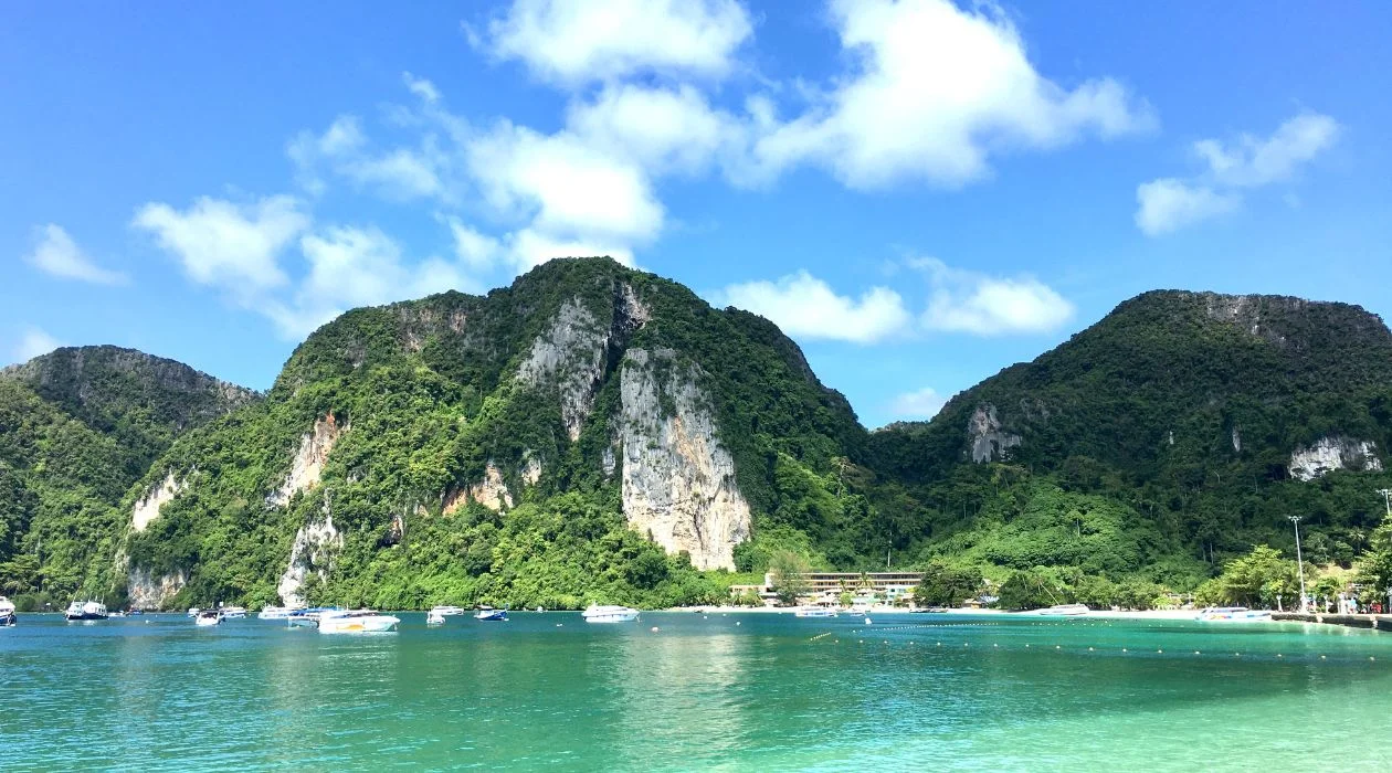 Where is Phi Phi Island? What are the ways to travel to the island? What time is best to travel?